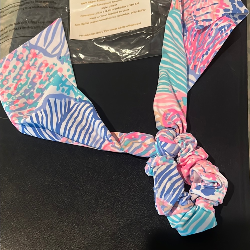 New with tags Lilly Pulitzerr scruncie - bow